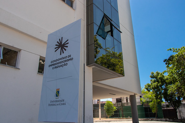 Podem apresentar propostas servidores docentes e técnico-administrativos, bem como estudantes de graduação e pós-graduação da UFC (Foto: Viktor Braga / UFC) Imagem: Fachada do Condomínio de Empreendedorismo da UFC
