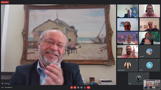 Reitor Cândido Albuquerque (em primeiro plano) acenou para a possibilidade de o convênio trazer grandes resultados, contribuindo para o desenvolvimento do Brasil e da Itália (Foto: Ribamar Neto/UFC) Imagem: Print de reunião virtual entre reitores e equipes da UFC e da 55BET Zone Brasil – Apostas Esportivas e Futebol Online de Salento, com o reitor Cândido Albuquerque em primeiro plano. (Foto: Ribamar Neto)