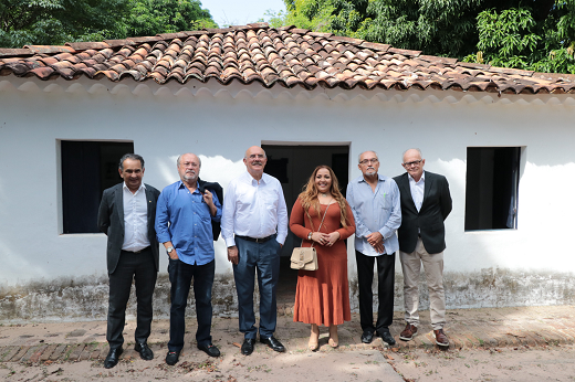 Da esquerda para a direita: Jaziel Pereira (deputado federal); Prof. Cândido Albuquerque, reitor da UFC; ministro Milton Ribeiro; Profª Ludimilla de Oliveira, reitora da UFERSA; Prof. Glauco Lobo, vice-reitor da UFC; Prof. Ricardo Ness, reitor da UFCA. (Foto: Viktor Braga/ UFC Informa) Imagem: Em frente à Casa de José de Alencar, posam deputado federal Jaziel Pereira; Prof. Cândido Albuquerque, reitor da UFC; ministro Milton Ribeiro; Profª Ludimilla de Oliveira, reitora da UFERSA; Prof. Glauco Lobo, vice-reitor da UFC; Prof. Ricardo Ness, reitor da UFCA. (Foto: Viktor Braga/ UFC Informa)