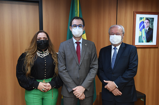 Prof. Cândido Albuquerque, da UFC, (primeiro à dir.) assumiu a presidência da AFEBRAS, com Prof. Edson Bortoni, da UNIFEI (ao centro), como vice e Profª Ludimilla Serafim, da UFERSA, como secretária executiva. (Foto: Luis Fortes/Ascom MEC). Imagem: Prof. Cândido Albuquerque, da UFC, (primeiro à dir.) assumiu a presidência da AFEBRAS, com Prof. Edson Bortoni, da UNIFEI (ao centro), como vice e Profª Ludimilla Serafim, da UFERSA, como secretária executiva. (Foto: Luis Fortes/Ascom MEC).