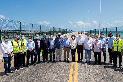 O reitor da UFC, Cândido Albuquerque (5º da esquerda para a direita) prestigiou a solenidade de inauguração conduzida pelo governador Camilo Santana, que contou com a presença de ex-governadores, representantes dos três poderes, militares e administradores do porto. (Foto: Viktor Braga/ UFC Informa) Imagem: O reitor da UFC, Cândido Albuquerque (5º da esquerda para a direita) prestigiou a solenidade de inauguração conduzida pelo governador Camilo Santana, que contou com a presença de ex-governadores, representantes dos três poderes, militares e administradores do porto. (Foto: Viktor Braga/ UFC Informa)