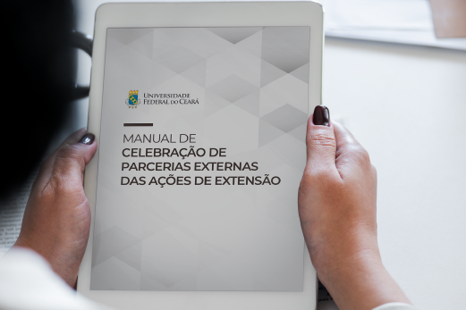 Manual orienta, de maneira objetiva e instrucional, como coordenadores de projeto podem proceder para firmar parcerias para a promoção de ações de extensão. (Imagem: Design/ UFC Informa) Imagem: Foto mostrando mãos de mulher branca lendo o manual de parcerias da PREX em um tablet. (Imagem: Design/UFC Informa)
