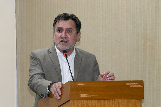 Imagem: Prof. Flávio Ataliba, docente do Departamento de Economia Aplicada e&nbsp;Secretário Executivo do Planejamento e Orçamento do Estado, fala ao público no púlpito do Auditório da Reitoria (Foto: Marco Fukuda/ UFC Informa)