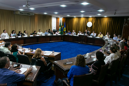Os dois primeiros colocados na eleição para representantes da categoria docente EBTT serão empossados na próxima reunião ordinária do CONSUNI, em 22 de março. (Foto: Ribamar Neto/ UFC Informa) Imagem: Foto mostra o reitor Custódio Almeida (ao centro, de terno escuro) conduzindo reunião do Conselho Universitário; os conselheiros lotam o plenário. (Foto: Ribamar Neto/UFC Informa)