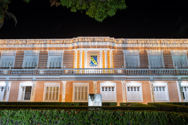 Fachada de uma casa na cor rosa com iluminação de natal