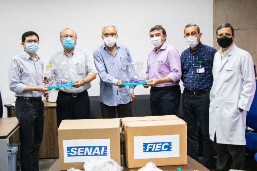 O reitor da UFC, Prof. Cândido Albuquerque, e o vice-reitor, Prof. Glauco Lobo, entregaram nesta terça-feira (19) ao Hospital Universitário Walter Cantídio (HUWC), do Complexo Hospitalar da UFC/EBSERH, 14 capacetes Elmo (Foto: Ribamar Neto/UFC) Gestores da UFC e da EBSERH durante a reunião de entrega do capacete Elmo