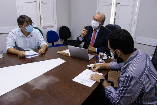 Reitor (ao centro) reuniu-se com equipe da UFC-INFRA e representantes de construtoras para assinar ordens de serviço para cinco obras em Fortaleza e Sobral. (Foto: Viktor Braga) Imagem:Superintendente da UFC-INFRA, reitor (ao centro) representantes de construtoras assinam ordens de serviço para cinco obras em Fortaleza e Sobral.