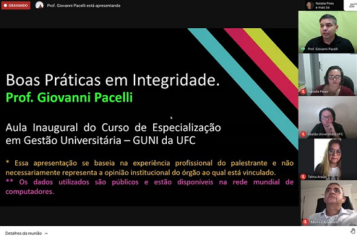 O superintendente regional da Controladoria-Geral da União (CGU) no Ceará, Giovanni Pacelli, ministrou a aula "Boas práticas em integridade" (Foto: Ribamar Neto/UFC) Imagem: foto da tela do computador com participantes da aula e apresentação em slides do palestrante