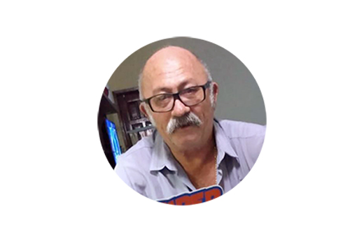 Ramiro Valdemiro Moura prestou serviços à UFC por 32 anos como servidor. Atualmente ele trabalhava na Reitoria como funcionário terceirizado. foto de seu Ramiro Valdemiro Moura, ele era calvo, usava bigode e óculos de grau