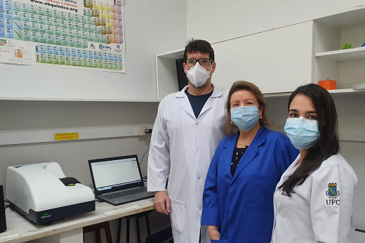 Da esquerda para a direita: o Prof. Alexandre Carreira (autor principal), a Profª Nágila Ricardo (coordenadora) e a pesquisadora Débora Hellen (co-autora) (Foto: Arquivo Pessoal) Da esquerda para a direita: o Prof. Alexandre Carreira (autor principal), a Profª Nágila Ricardo (coordenadora) e a pesquisadora Débora Hellen (co-autora) (Foto: Arquivo Pessoal)