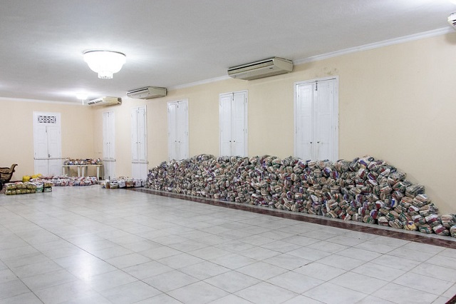 Parceira da UFC, a FIEC doou 300 cestas básicas para a campanha (Foto: Viktor Braga/UFC) Imagem: Cestas básicas doadas são distribuídas na Reitoria da UFC