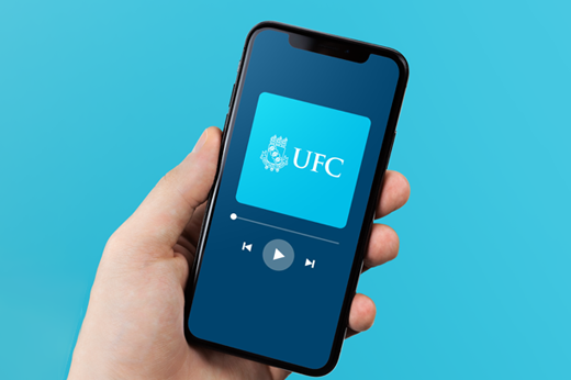 Com a pandemia, os podcasts viraram ferramenta importante na UFC (Foto: Reprodução) Mão segurando celular com logo da UFC e símoblo de play na tela