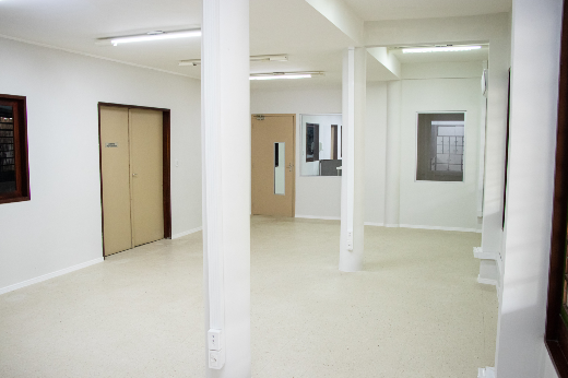 Entre as melhorias, o espaço recebeu pintura, troca de piso e reforma das instalações elétricas (Foto: Ribamar Neto/UFC) Sala da Biblioteca