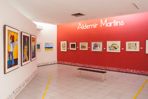 O pintor cearense Aldemir Martins tem sala exclusivamente dedicada à sua obra no MAUC (Foto: Ribamar Neto/UFC) Imagem: sala com quadros do pintor cearense Aldemir Martins, no MAUC