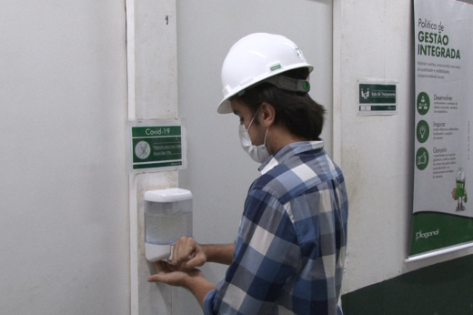 Durante a pesquisa, estudantes de pós-graduação das instituições envolvidas visitaram mais de 20 canteiros de obras (Foto: Divulgação) Imagem: profissional com capacete em canteiro de obras