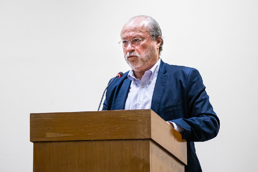 O reitor Cândido Albuquerque deu as boas-vindas aos novos servidores (Foto: Ribamar Neto/UFC) Imagem: o reitor Cândido Albuquerque fala aos novos servidores