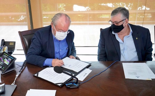 O reitor da UFC, Prof. Cândido Albuquerque, que é um dos signatários do Memorando de Entendimento, e o secretário do Desenvolvimento Econômico e Trabalho, Maia Júnior (Foto: Carlos Gibaja) O reitor da UFC, assinando o Memorando, ao lado do secretário Maia Júnior