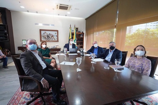 Da esquerda para a direita: o presidente da FIEC, Ricardo Cavalcante, a vice-goveradora Izolda Cela, o governador Camilo Santana, o reitor Cândido Albuquerque, o secretário Maia Júnior e a secretária da Fazenda, Fernanda Pacobahyba (Foto: Carlos Gibaja) Da esquerda para a direita: o presidente da FIEC, Ricardo Cavalcante, a vice-goveradora Izolda Cela, o governador Camilo Santana, o reitor Cândido Albuquerque, o secretário Maia Júnior e a secretária da Fazenda, Fernanda Pacobahyba