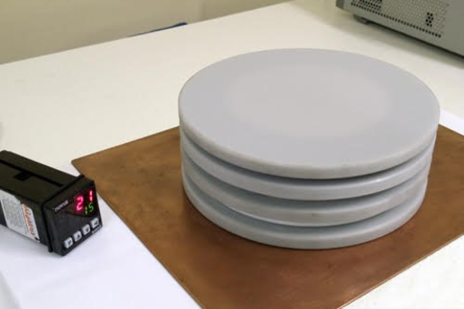 Dentro do próprio laboratório da UFC, a tecnologia criada já permitiu a elaboração de diversos novos materiais (Foto: Divulgação/LOCEM) Imagem: equipamento desenvolvido com a nova metodologia criada no LOCEM