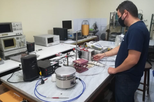 Testes foram feitos no Laboratório de Telecomunicações e Ciência e Engenharia de Materiais (LOCEM) (Foto: Divulgação/LOCEM) Imagem: pesquisador em laboratório