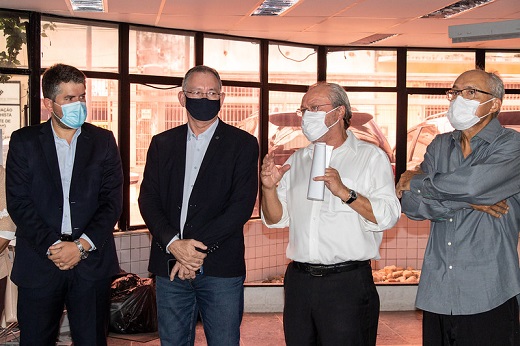 Da esquerda para a direita: o superintendente regional do Trabalho no Ceará, Fabio Zech Sylvestre; o superintendente do Patrimônio da União no Ceará, coronel Vandesvaldo Carvalho; o reitor da UFC, Prof. Cândido Albuquerque; e o vice-reitor, Prof. Glauco Lobo (Foto: Viktor Braga/UFC) Imagem: Da esquerda para a direita: o superintendente regional do Trabalho no Ceará, Fabio Zech Sylvestre; o superintendente do Patrimônio da União no Ceará, coronel Vandesvaldo Carvalho; o reitor da UFC, Prof. Cândido Albuquerque; e o vice-reitor, Prof. Glauco Lobo (Foto: Viktor Braga/UFC)