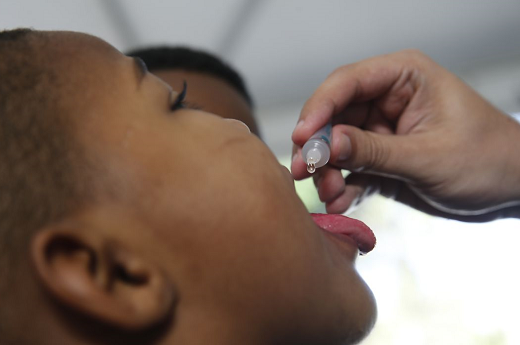 A pesquisa analisa a cobertura vacinal em crianças nascidas vivas em 2017 e 2018 aos 12, 18 e 24 meses de vida (Foto: Fernando Frazão/Agência Brasil) Imagem: criança recebe vacina contra a polio