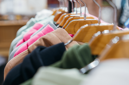O slow fashion aposta em roupas de fabricação local, caracterizadas pela sua alta durabilidade e originadas de materiais sustentáveis (Foto: Teksomolika/Freepik) Imagem: Cabides com roupas
