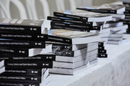 Em fevereiro de 2014, 10 livros da Coleção Estudos da Pós-Graduação da UFC foram lançados também na Reitoria (Foto: Ribamar Neto/UFC) Imagem: Livros empilhados sobre uma mesa que fizeram parte da primeira coleção