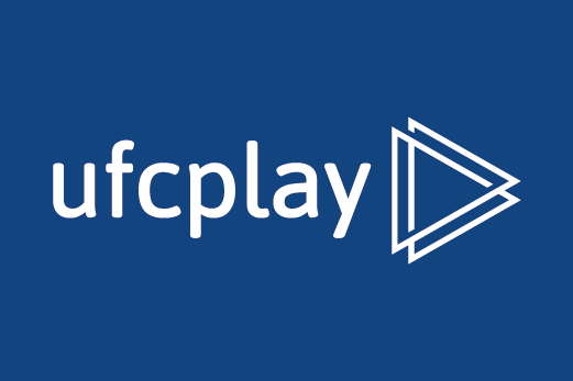 A UFCplay conta com cerca de 400 vídeos hospedados no ato de seu lançamento e já se encontra aberta a receber outras produções audiovisuais da comunidade. (Foto: UFC Informa) Imagem: Marca UFCplay na cor branca sobre fundo azul marinho