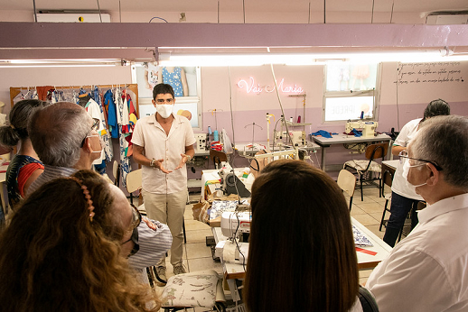 Projetos do IPREDE também buscam apoiar mães das crianças atendidas (Foto: Viktor Braga/UFC) Homem fala para grupo sobre atividades desenvolvidas no IPREDE