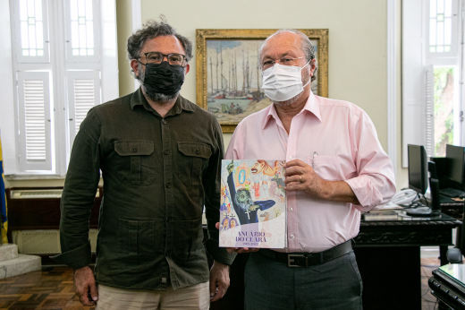 Segundo Leal, a visita à Reitoria foi uma forma de agradecer institucionalmente à UFC e ao MAUC pelo apoio (Foto: Ribamar Neto/UFC) Imagem: Jocélio Leal e Cândido Albuquerque no gabinete do Reitor da UFC