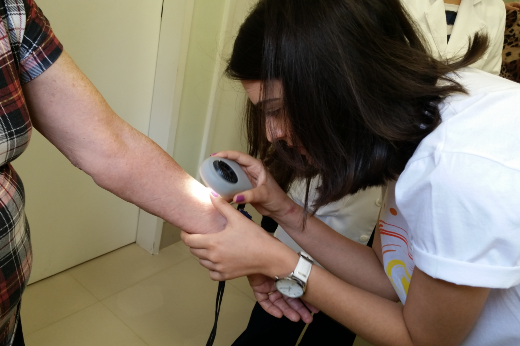 Ambulatório de Dermatologia do Complexo Hospitalar da UFC/EBSERH registra uma média de 648 atendimentos por mês (Foto: Divulgação/EBSERH) Imagem: dermatologista examina pele de paciente