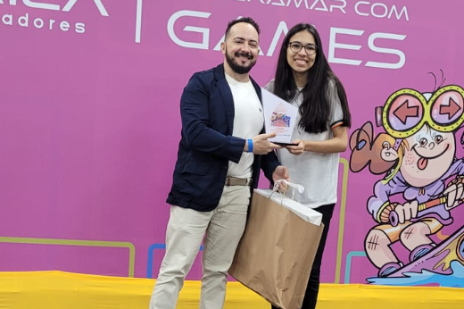 Deglaucy Jorge Teixeira, da Fundação Demócrito Rocha, entrega o prêmio para Tamires Frota, grande vencedora do Fábrica de Programadores (Imagem: Acervo Pessoal) Imagem: Tamires Frota recebe o prêmio