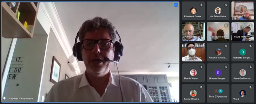 Reunião do CEPE na qual foi aprovada a regulamentação dos serviços técnicos especializados (Foto: Viktor Braga/UFC) Imagem: Reprodução de tela de computador, com videoconferência com várias pessoas aparecendo dentro de pequenos quadrados. à esquerda, no quadrado principal, aparece o pró-reitor de Relações Internacionais e Desenvolvimento Institucional, professor Augusto Albuquerque, usando fone de ouvido, com camisa branca. (Foto: Viktor Braga/UFC)