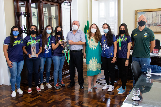 As atletas da seleção feminina de futebol da UFC acabam de trazer para a Instituição o título do Campeonato Cearense de Fut7 (Foto: Ribamar Neto/UFC) Imagem: As atletas da seleção feminina de futebol da UFC acabam de trazer para a Instituição o título do Campeonato Cearense de Fut7 (Foto: Ribamar Neto/UFC)