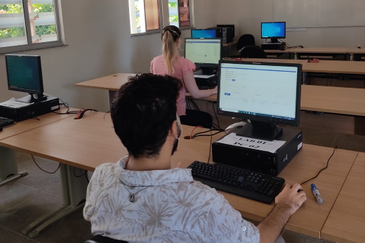 Os servidores que utilizarão o serviço receberam treinamento nesta terça-feira (8), para que o programa possa ser amplamente utilizado no início do semestre 2022.1 (Foto: Divulgação) Imagem: servidores da UFC durante o treinamento do Organize Rooms