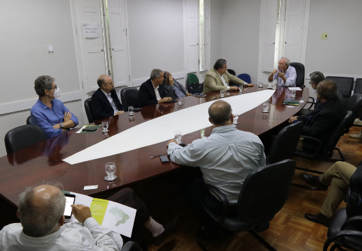 Reitor Cândido Albuquerque recebe empresários do Consórcio Santa Quitéria na Reitoria da UFC (Foto: Viktor Braga) Reitor e empresários na Reitoria