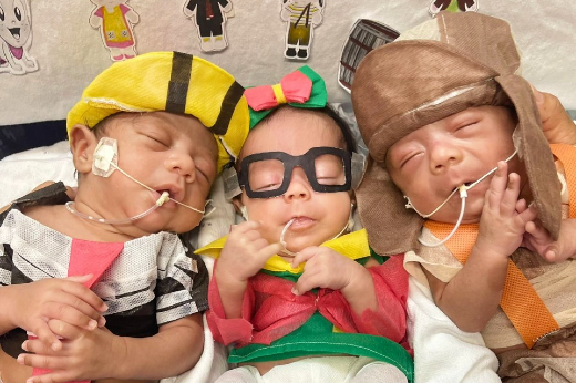 A ação foi pensada como uma forma de manter o contato entre as mães e bebês durante a pandemia, devido às limitações de visitas na unidade de saúde no período (Foto: Divulgação/MEAC) bebês usando roupinha da turma do chaves