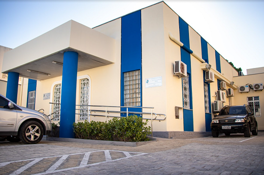 Atendimentos na CPASE serão retomados no dia 7 de março (Foto: Ribamar Neto/UFC) Imagem: fachada do prédio da CPASE com carros estacionados à frente e na lateral