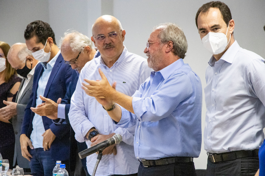 O valor dos recursos destinados à UFC foi divulgado durante solenidade de inauguração de obras no campus do Pici Prof. Prisco Bezerra (Foto: Ribamar Neto/UFC) Imagem mostra seis homens em pé comemorando anúncios feitos durante a solenidade