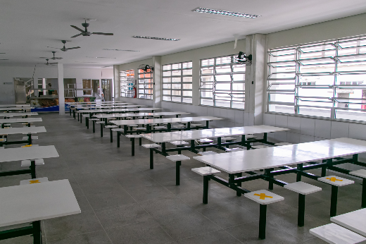 A partir de segunda-feira (4), o RU volta a fornecer as cerca de 11.600 refeições diárias na Capital (Foto: Ribamar Neto/UFC) Imagem: salão do refeitório do Campus do Pici vazio