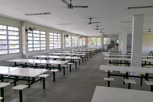 Todos os preparativos da reabertura estão sendo feitos sob supervisão da Coordenação do RU, como limpeza, montagem de equipamentos e organização de materiais (Foto: Ribamar Neto/UFC) Imagem: salão do refeitório do Campus do Pici vazio