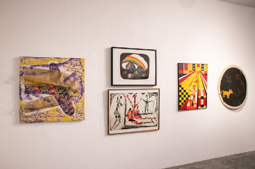 Após a abertura, a mostra segue em cartaz até 29 de julho e encerra as atividades dos 60 anos do MAUC (Foto: Ribamar Neto/UFC) Imagem: Quadros expostos no MAUC