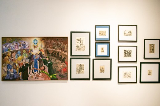 Os artistas expostos apresentam trabalhos que romperam com os padrões do tradicionalismo vigente em suas épocas (Foto: Ribamar Neto/UFC) Imagem: Conjunto de quadros expostos no MAUC