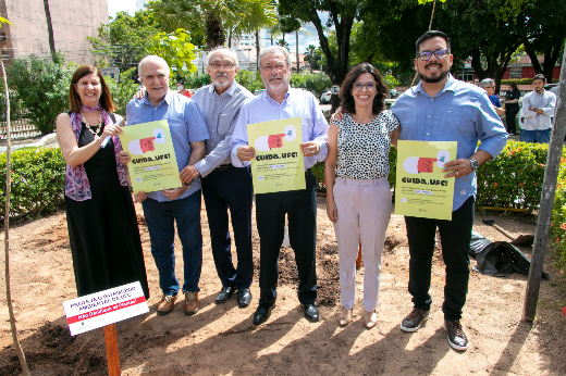 Gestores da UFC presentes à solenidade participaram do plantio de mudas na Reitoria. Na foto, da esquerda para a direita: Profª Elizabeth Daher, pró-reitora de Extensão; Prof. Almir Bittencourt, pró-reitor de Planejamento e Administração; Prof. Glauco Lobo, vice-reitor da UFC; Prof. Cândido Albuquerque, reitor da UFC; Raquel Dantas, titular da Prefeitura Especial de Gestão Ambiental; e Eduardo Palheta, Superintendência de Infraestrutura e Gestão Ambiental da UFC (Foto: Viktor Braga/UFC) Imagem: gestores presentes à solenidade participaram do plantio de mudas na Reitoria