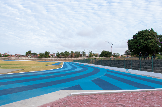 Dentro do pacotes de obras entregues pela atual gestão, está a instalação da pista de atletismo e reforma dos vestiários do Instituto de Educação Física e Esportes (IEFES) (Foto: Ribamar Neto/UFC) Imagem: Pista de atletismo do IEFES