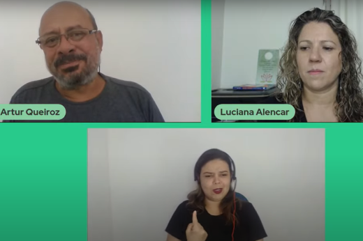 Na palestra de abertura dos EU 2022, Jorge Artur Queiroz e Luciana Farias de Alencar convidaram o público a pensar nas razões que estimulam a caminhada acadêmica (Foto: Divulgação) Imagem: Foto dos palestrantes Jorge Artur Queiroz, Fernanda Alencar e a intérprete de Libras