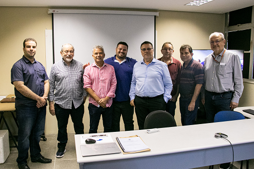 Santino Loruan (de azul, ao centro), ladeado pelo orientador Enio Ponte e por professores e colegas do PPG em Engenharia e Ciência de Materiais; programa é o primeiro do Estado a defender trabalho na área. (Foto: Ribamar Neto/UFC Informa) ft 230127 defesa hidrogenio verde 2 gr