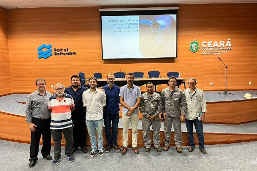 A ideia central do projeto é utilizar inteligência artificial para detecção automática de sujeira nas câmeras do Circuito Fechado de TV (Foto: Complexo do Pecém/Divulgação) Imagem: servidores do LESC/UFC e funcionários do Complexo do Pecém posam para foto