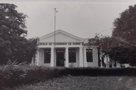Até março deste ano, o CCA já formou 10.112 graduados, 3.410 mestres e 589 doutores (Foto: Memorial da UFC) Imagem: Fachada antiga da Escola de Agronomia, atual Centro de Ciências Agrárias da UFC